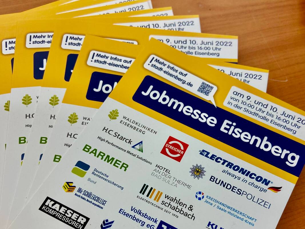 Ein Stapel Flyer zur Jobmesse.