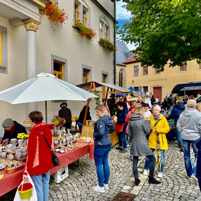 Eisenberger Landmarkt 2022: Verkaufsstände vor dem Rathaus.