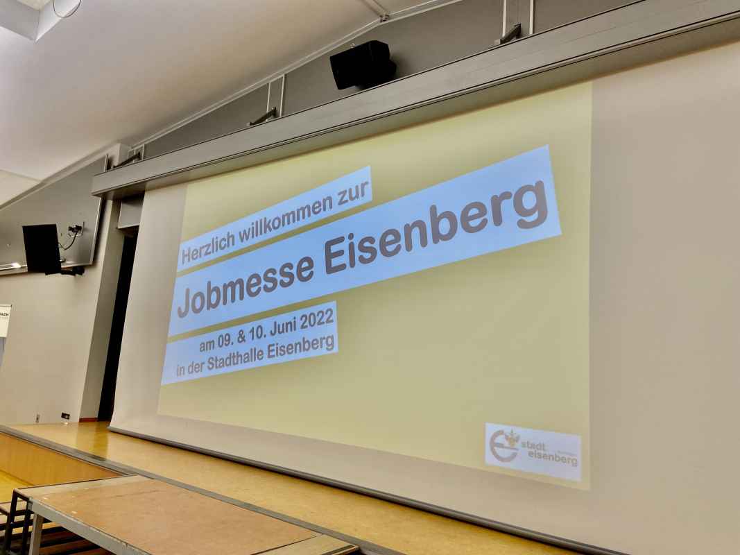 Logo der Jobmesse auf der Leinwand in der Stadthalle.