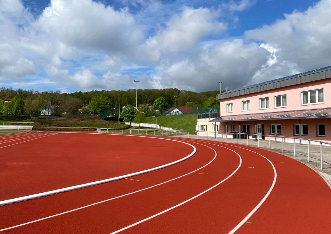 Stadion Eisenberg mit Gebäudekomplex