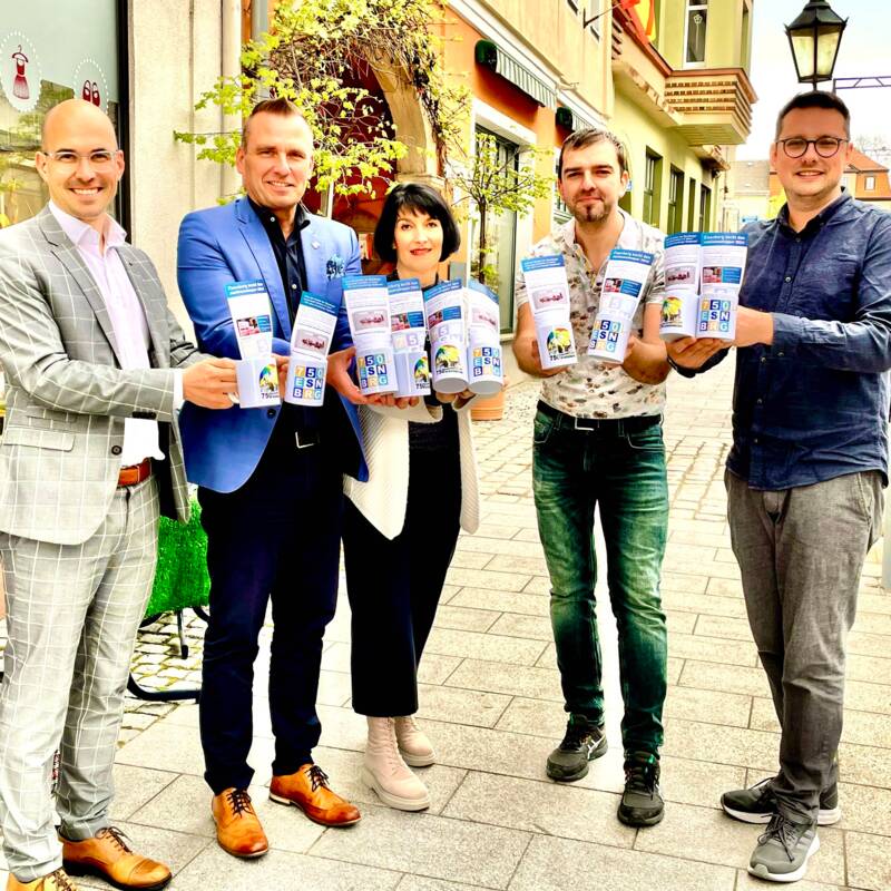 Stellen die neuen Tassen zum Stadtrechtsjubiläum vor: Steffen Tostlebe von den Stadtwerken, Bürgermeister Michael Kieslich, Christine Daum von der EII, Thomas Dummin vom Kunstverein und Stadtmanager Max Nottrodt (v.L.n.R.).