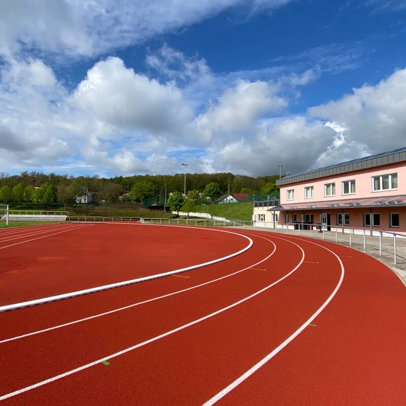 Stadion Eisenberg mit Gebäudekomplex