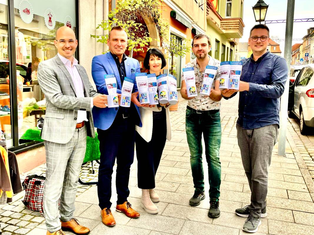 Stellen die neuen Tassen zum Stadtrechtsjubiläum vor: Steffen Tostlebe von den Stadtwerken, Bürgermeister Michael Kieslich, Christine Daum von der EII, Thomas Dummin vom Kunstverein und Stadtmanager Max Nottrodt (v.L.n.R.).