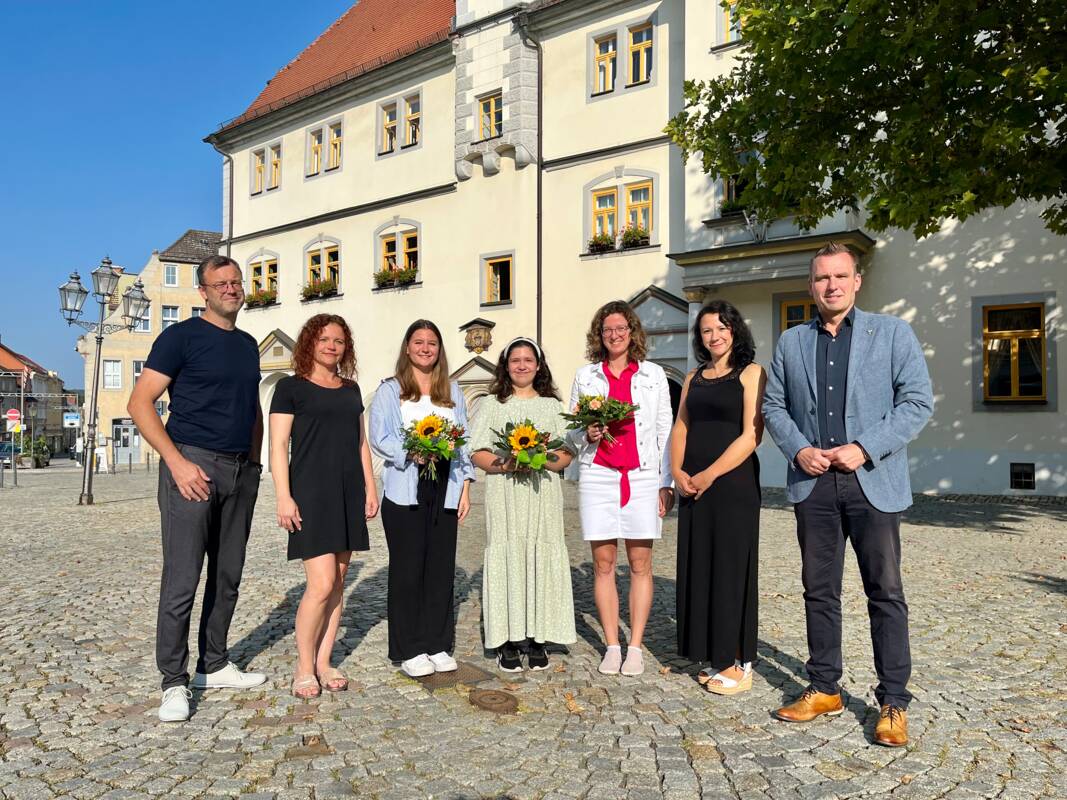 Hauptamtsleiter Rico Schober, Personalratsvorsitzende Carola Jetz, Auszubildende Annalena Weise und Charlotte Knoch, die Umschülerin Anita Stemmler, Ausbildungsleiterin Nicole Heider und Bürgermeister Michael Kieslich (v.L.n.R.).