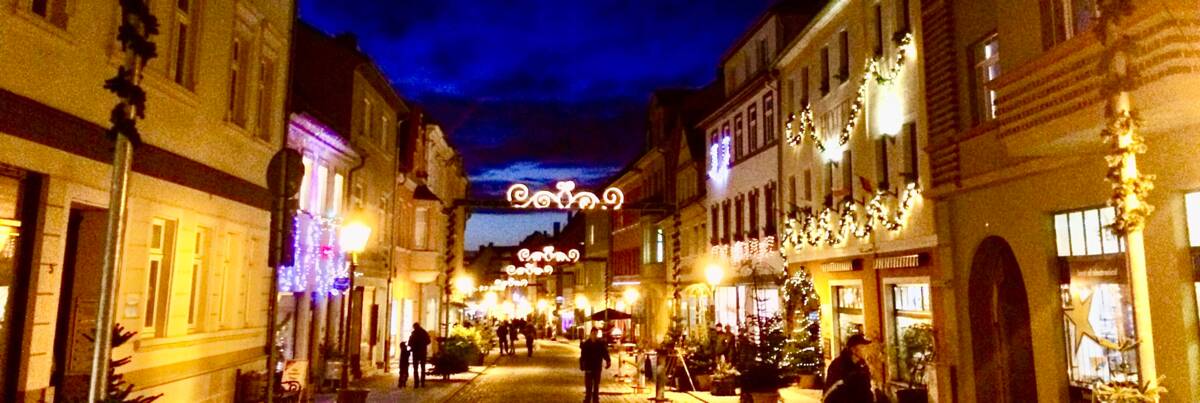 Weihnachtlich dekorierter Steinweg am Abend.