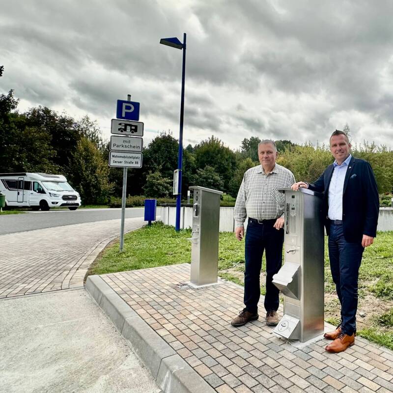 Bauamtsmitarbeiter Mario Grötsch (links) und Bürgermeister Michael Kieslich bei der Inbetriebnahme der neuen Wasserstation am Wohnmobilstellplatz.