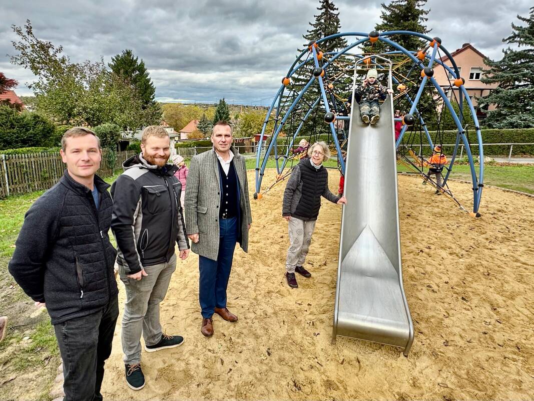 Florian Dörl, Marcus Rosenkranz und Bürgermeister Michael Kieslich (v.L.n.R.) bei der Eröffnung des neuen Spielplatzes.