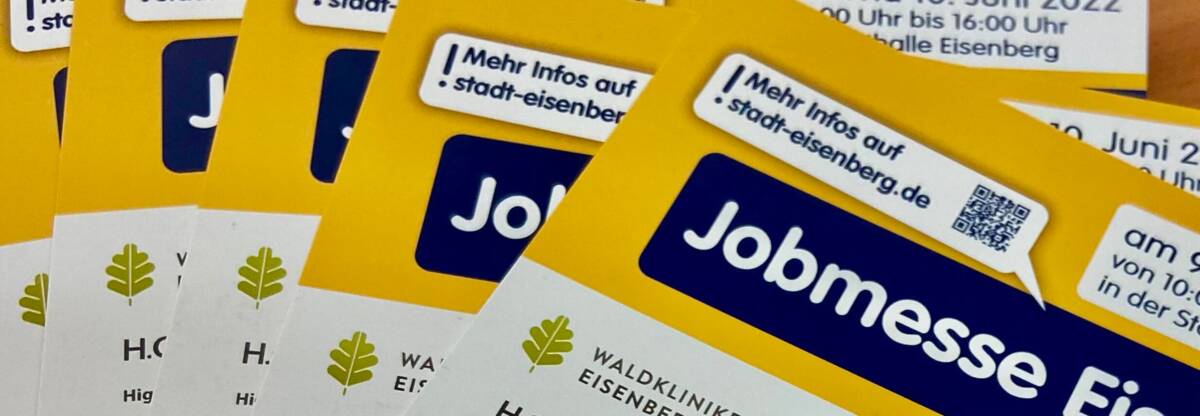 Ein Stapel Flyer zur Jobmesse.